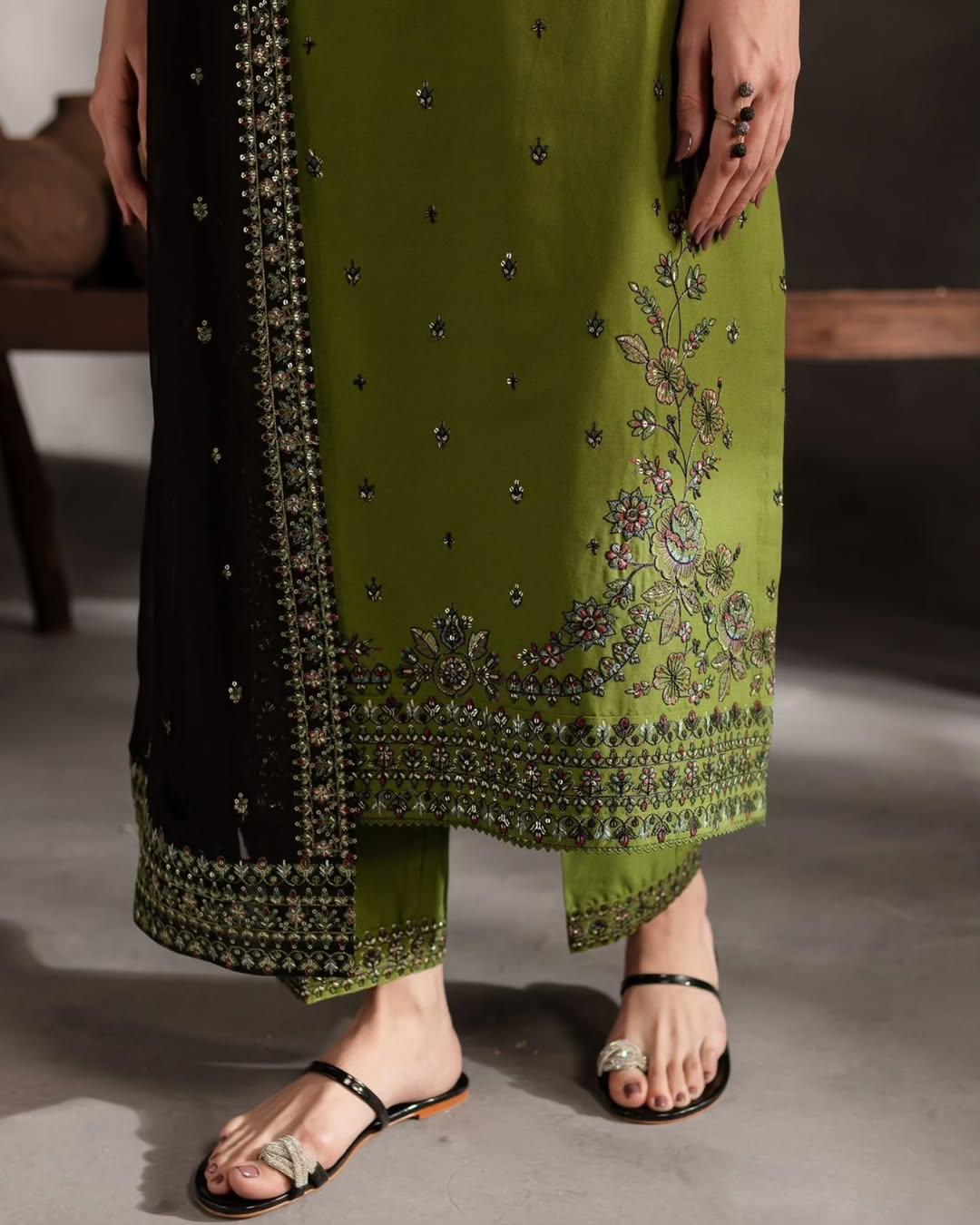 Ezza lawn 3PC – Elegance in Every Thread